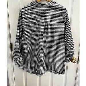 Black and White Houndstooth Long Sleeve Top